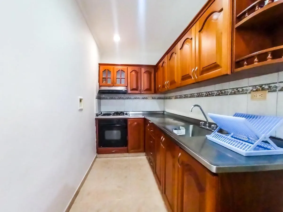 Casa Con Parking Privado - Cerca De La Estacion Floresta Medellin 0*,