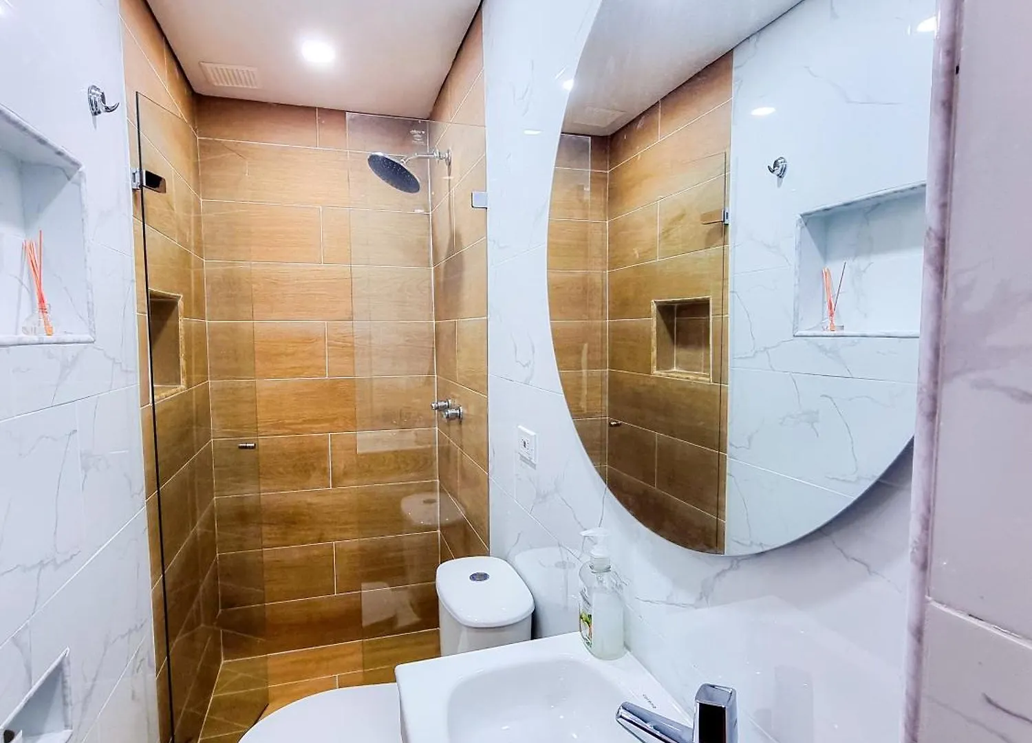 Casa Con Parking Privado - Cerca De La Estacion Floresta Медельин