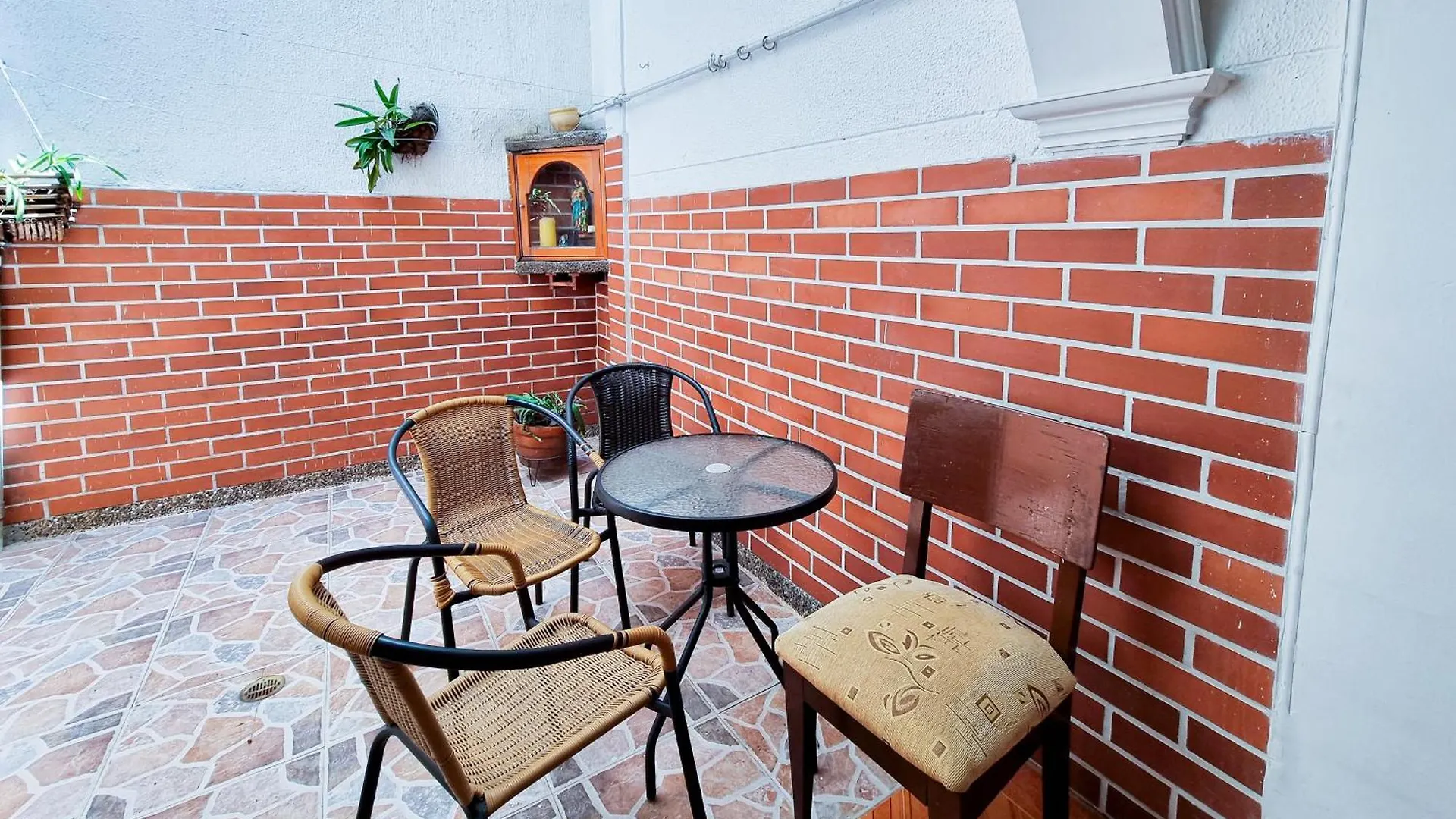 Casa Con Parking Privado - Cerca De La Estacion Floresta Medellín Colombie
